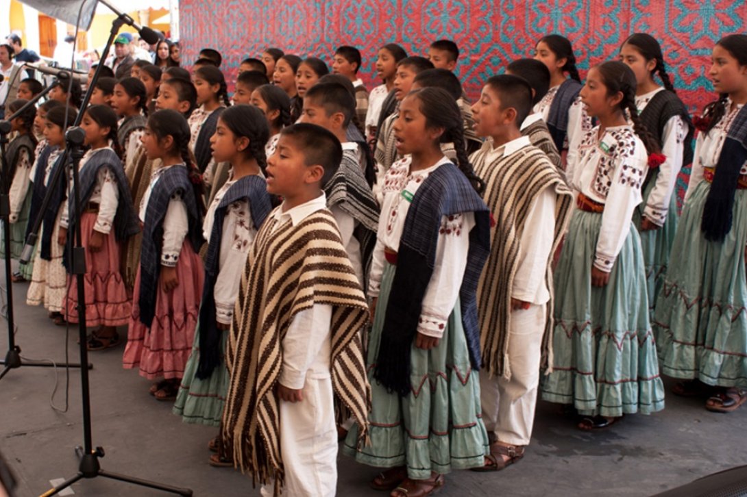 Niños mixes en un coro. | Imagen: México Desconocido.