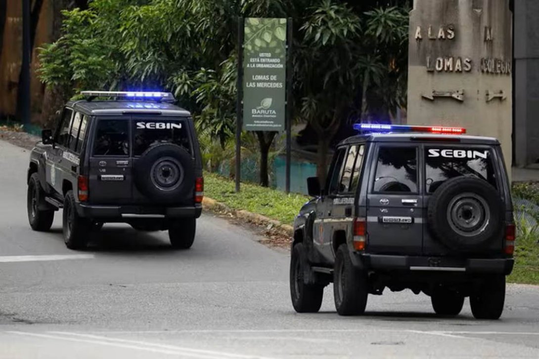 Vehículos del Servicio Bolivariano de Inteligencia Nacional patrullan la Embajada de Argentina en Caracas.