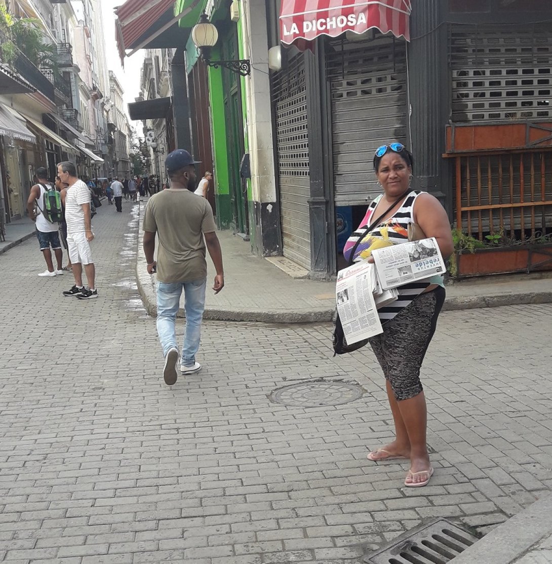 Mujer que vende periódicos en las calles de La Habana