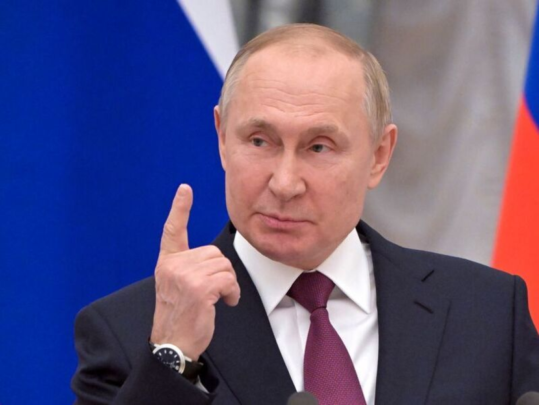 Retrato de Vladimir Putin mientras levanta su dedo índice.