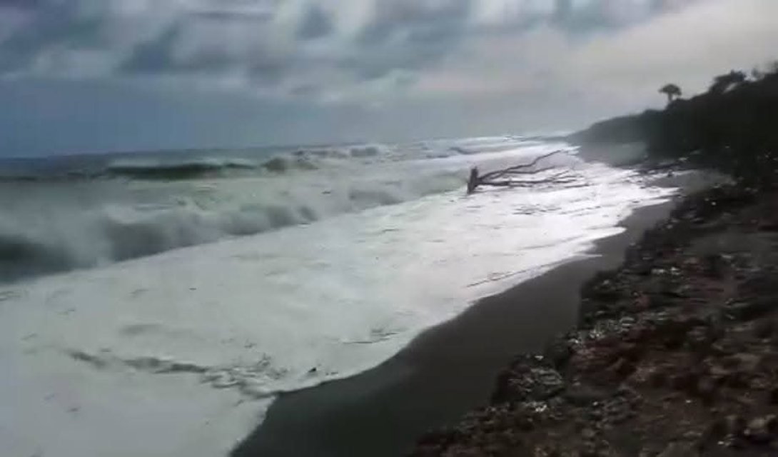 Primeros embates del huracán Melissa en las playas del sur de Guantánamo (2025). Foto de Facebook.