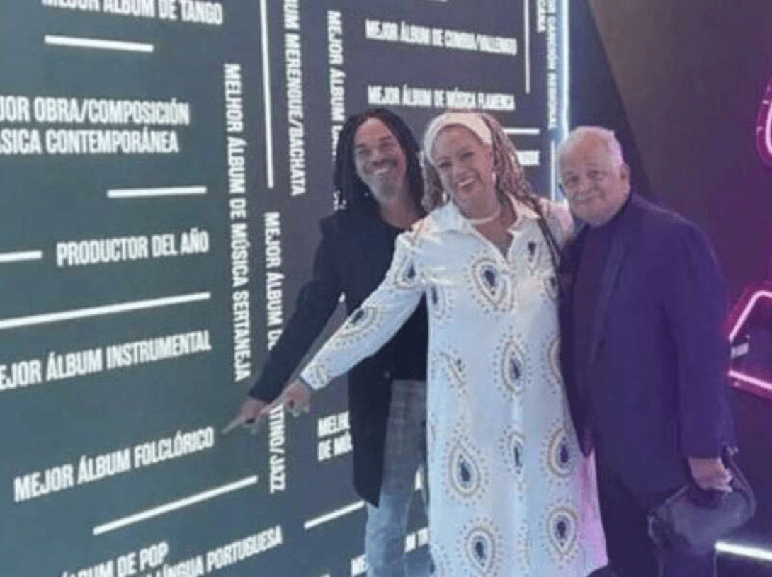 X Alfonso junto a sus padres en la ceremonia de los Latin Grammy.