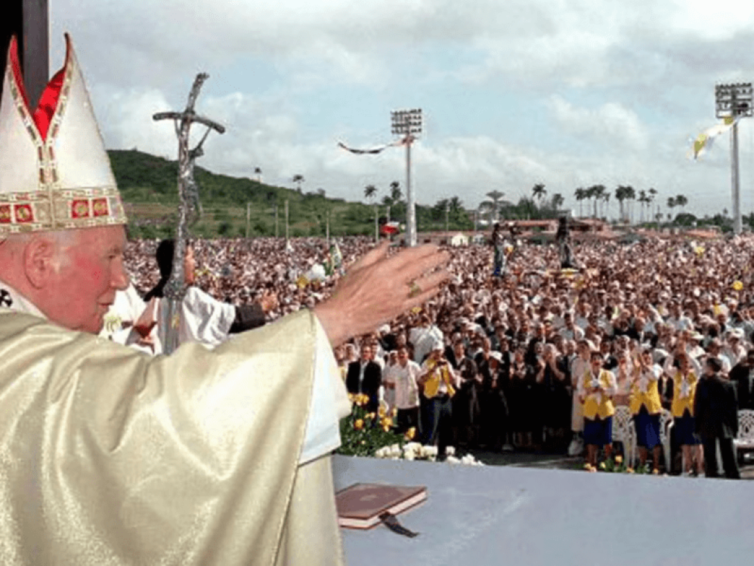 Papa Juan Pablo II en un encuentro con el pueblo de Cuba.