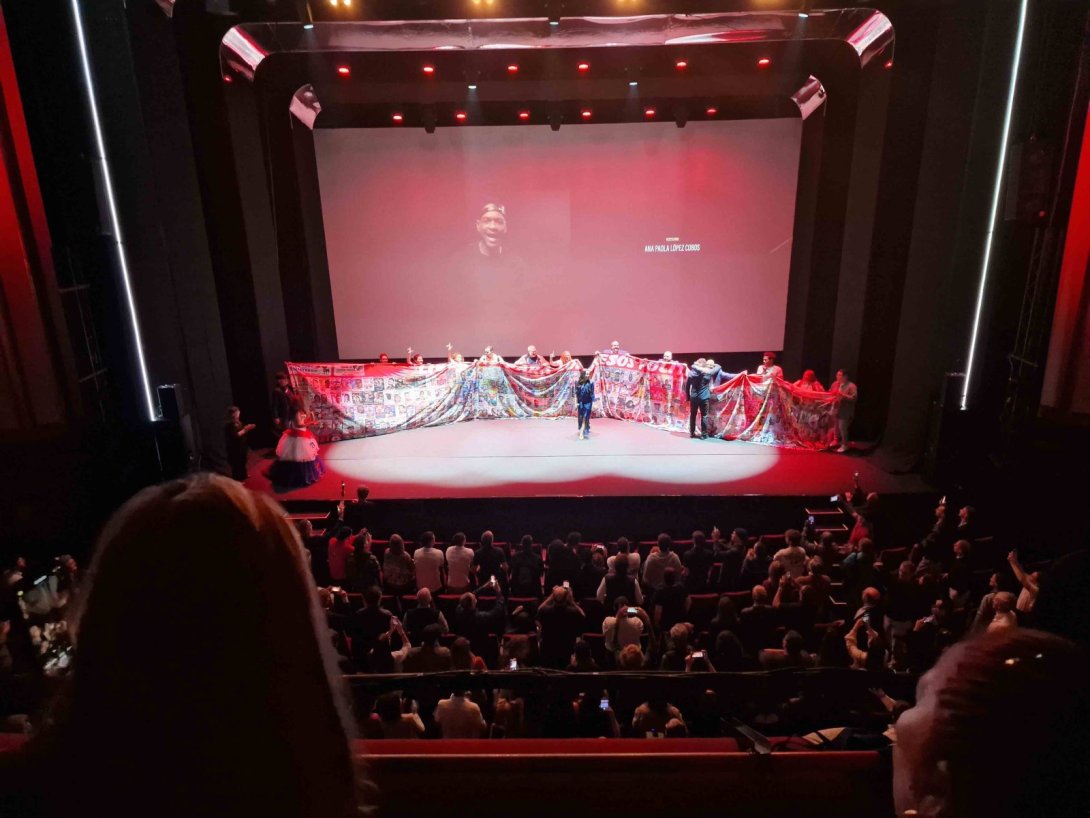 Cubanos pide la liberación de los presos políticos en el Cine Capitol de Madrid.