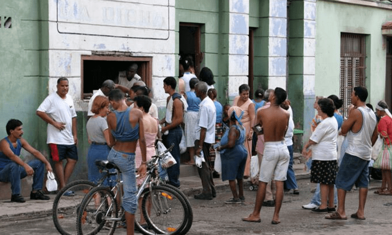 Cola de personas para comprar el pan en Cuba.