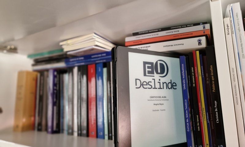 Deslinde Libros ediciones impresos y Kindler en un estante