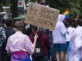 Persona portando un cartel a favor de las personas trans.