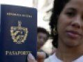 Una mujer con su pasaporte cubano.