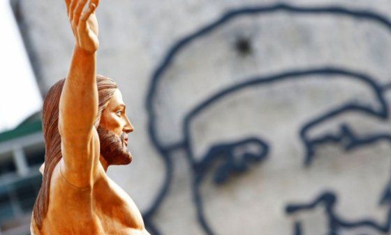 Cristo en el altar de la misa del papa Francisco en la plaza de la Revolución, con la imagen del Che Guevara al fondo. Foto: AFP