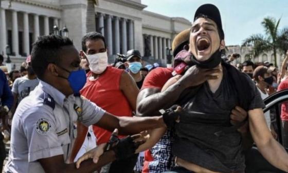 Un cubano es arrestado frente al Capitolio de La Habana.