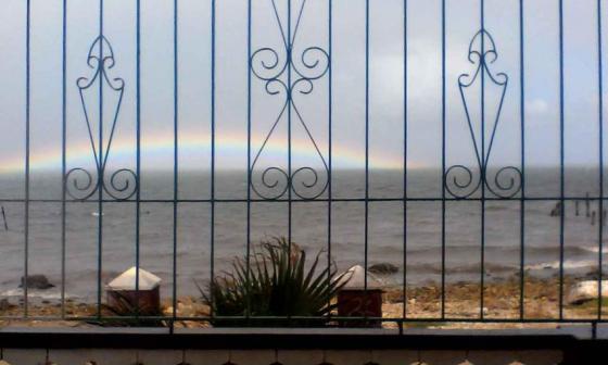 Arcoiris sobre el mar en la ventana. Foto: Frank Castell