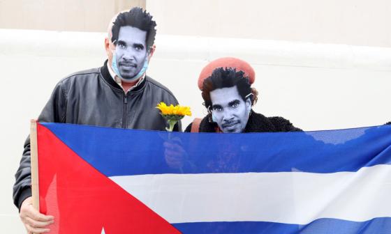 El artista Luis Manuel Otero Alcántara multiplicado en las caras de cubanos y cubanas.