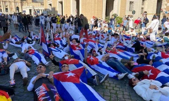 Cubanos plantados con banderas cubanas en el Vaticano
