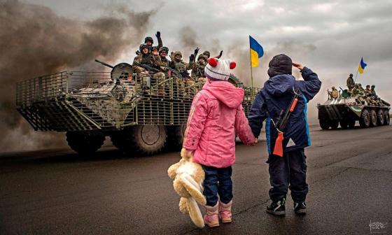 Niños y tanque de guerra. 