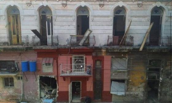 Una vivienda de la Habana Vieja destrozada por una explosión por un escape de gas.