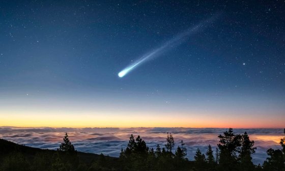 Estela de un cometa en el horizonte.