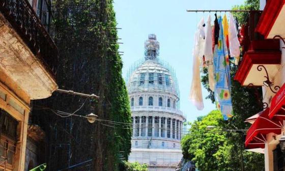 Capitolio de La Habana y tendedera de ropa. Foto: Francis Sánchez