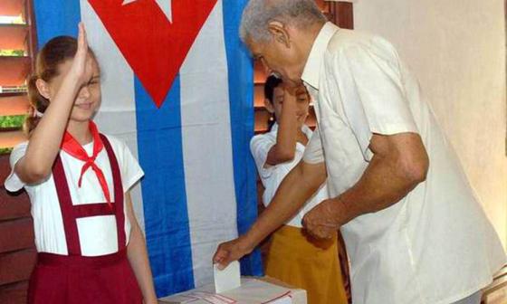 Niños cubanos custodian las urnas electorales