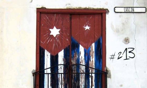 Puertas con banderas cubanas.