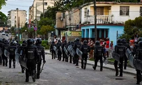 Agentes antimotines en las calles de Cuba