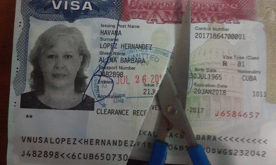 Pasaporte roto de Alina Bárbara López.