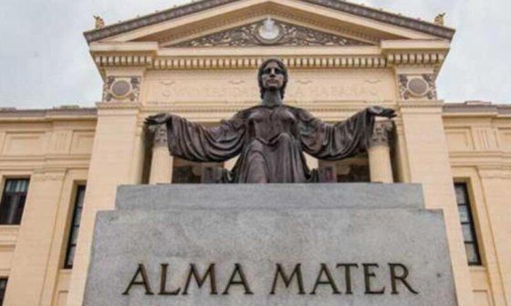 Vista del "Alma Mater" escultura que preside la entrada a la Universidad de La Habana.