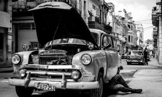 Almendrón en La Habana siendo reparado