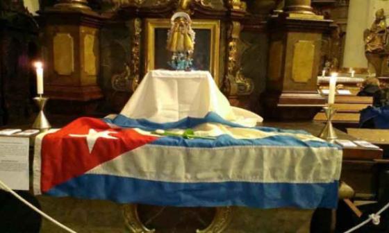 Altar con bandera cubana. Foto: Francis Sánchez
