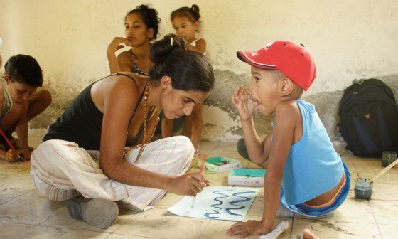 Anamely Ramos dibujando con niños de Cajobabo, GUantánamo, durante un taller organizado por la Brigada Serrana del ISA en 2012.