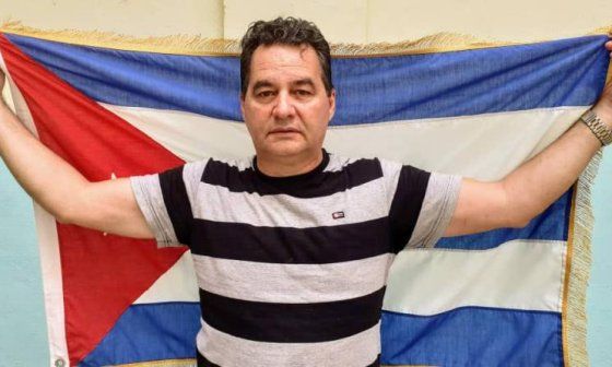 Ángel Santiesteban con la bandera cubana.