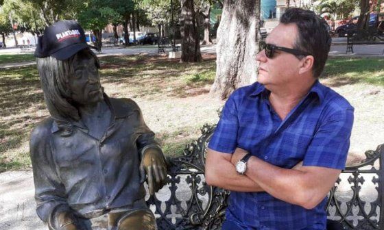 Ángel Santiesteban y la estatua de John Lennon en La Habana, "plantados".