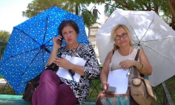 Alina Bárbara (izquierda) y Jenny Pantoja (derecha), académicas cubanas.