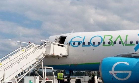 Avión de la aerolínea GlobalX en pista con escalerilla para desembarco.