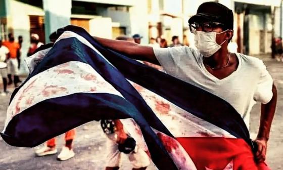Joven con bandera ensangrentada en las protestas en Cuba, Julio 2021.
