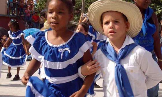 Niños campesinos  del bando azul bailan
