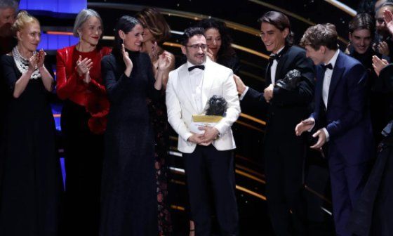Bayona con el equipo de 'La sociedad de la nieve' tras recibir el Goya a Mejor película.
