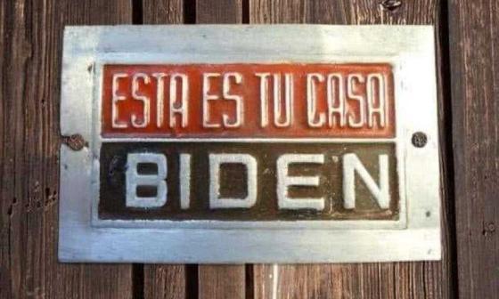 Letrero en puerta casa Cuba: esta es tu casa Biden
