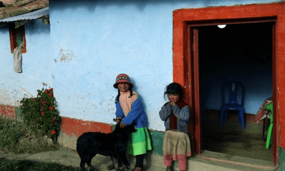 Niños en América del Sur fuera de una casa.