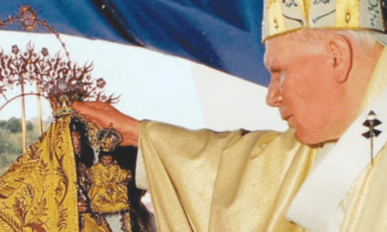 Papa Juan Pablo II junto a la Virgen de la Caridad, en Cuba.