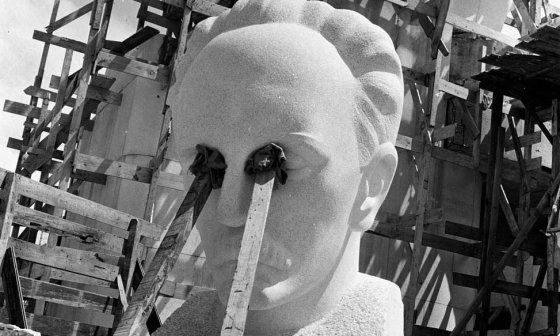 Cabeza de la estatua de Jose Marti durante su montaje en la Plaza Cívica, 1957. Foto: Ernesto Fernández