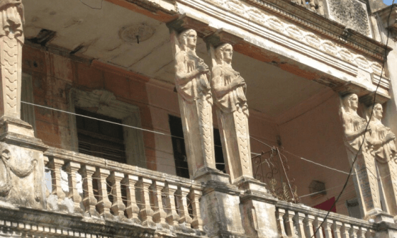 Cariátides: columnas con forma de figuras femeninas en edificio deteriorado en Camaguey.