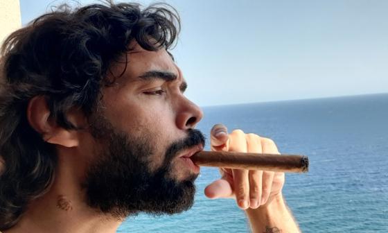 Carlos Lechuga, cineasta cubana, fuma un habano.