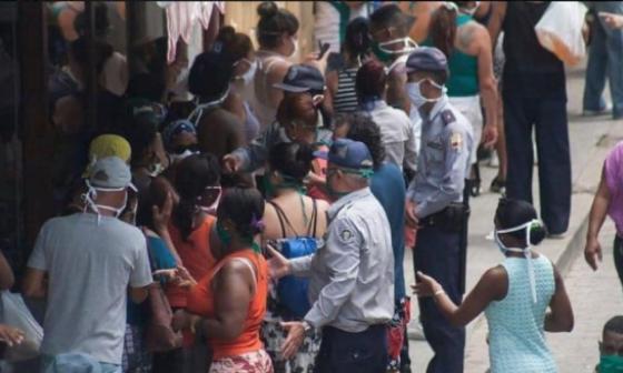 Policía cubano controlando las colas.