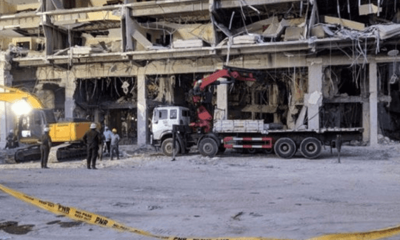 Personas trabajando en las labores de rescate en el Hotel Saratoga destruido luego de la explosión.