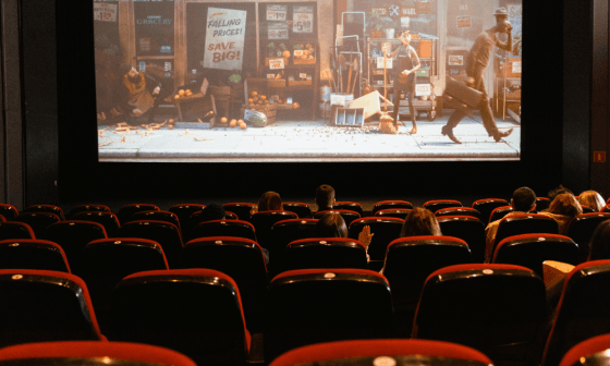 Sala de cine durante la proyección de una película.