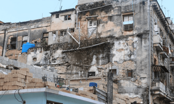 Edificios de viviendas en ruinas en Cuba.