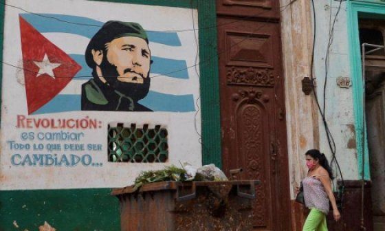 Mural de Fidel con un fragmento del concepto de Revolución