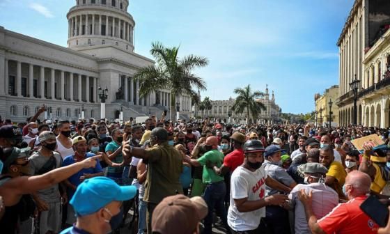 Protestas en Cuba frente al Capitolio de La Habana.