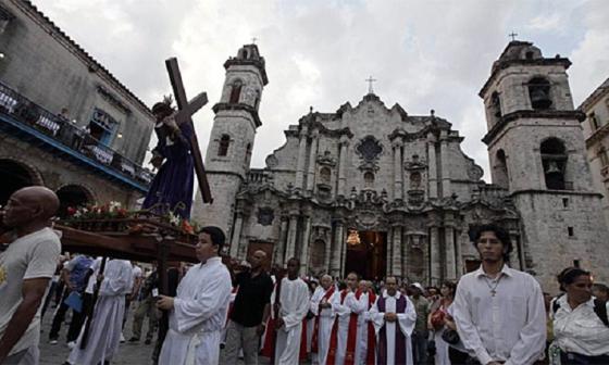 Celebración del Vía Crucis en La Habana, Cuba frente a la Catedral.