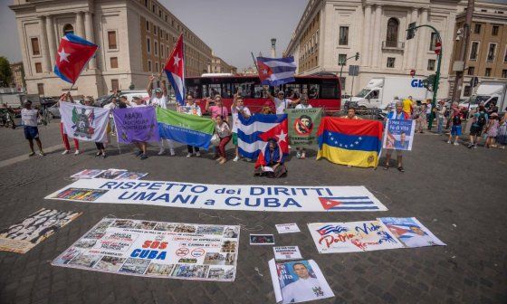 cubanos se manifiestan en el Vaticano ante la visita de Díaz-Canel.